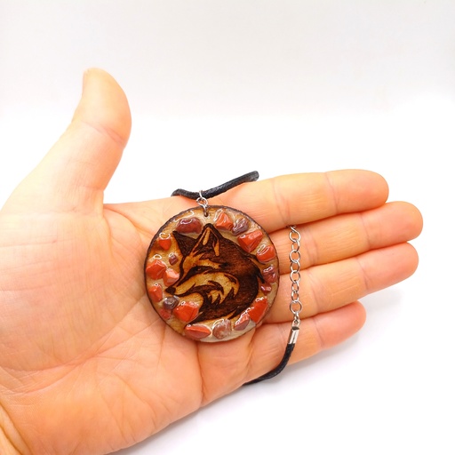 Pendentif renard en bois gravé et pierres naturelles avec cordon 