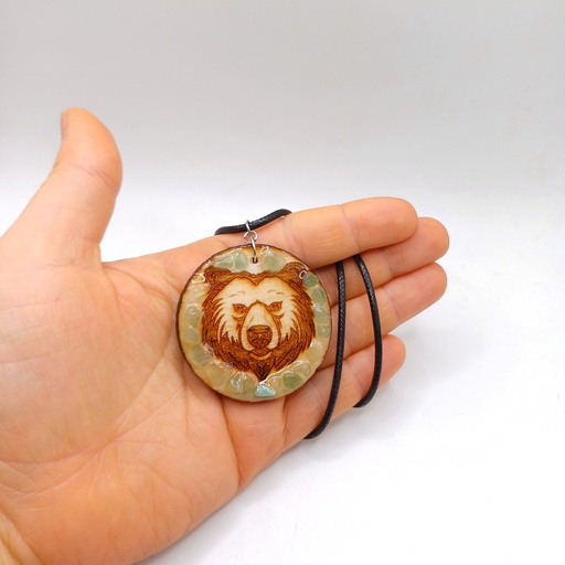Pendentif Ours en bois gravé avec pierres naturelles et cordon