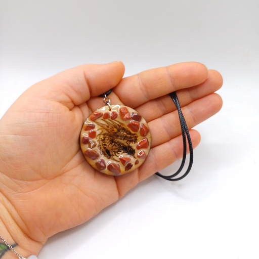 Pendentif dragon en bois gravé et pierres naturelles avec cordon 